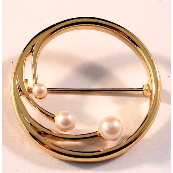 Monet Round Swish Faux Pearl Brooch Pin Gold Tone Delicate Fashion Jewelry - Picture 2 of 4